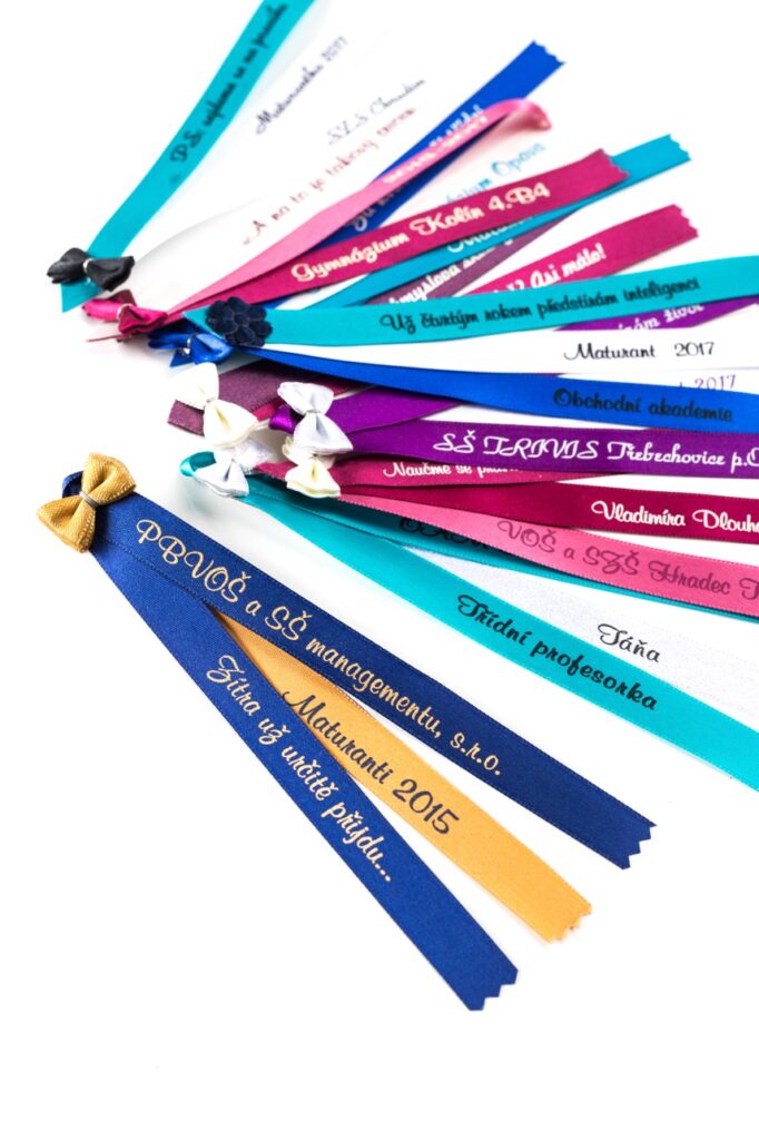 Třípramenná stužka atlasová